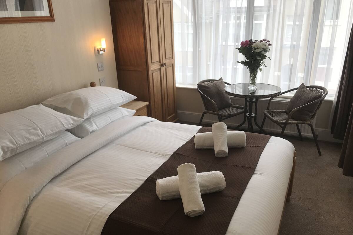 Double Room | WiFi (free), bed sheets