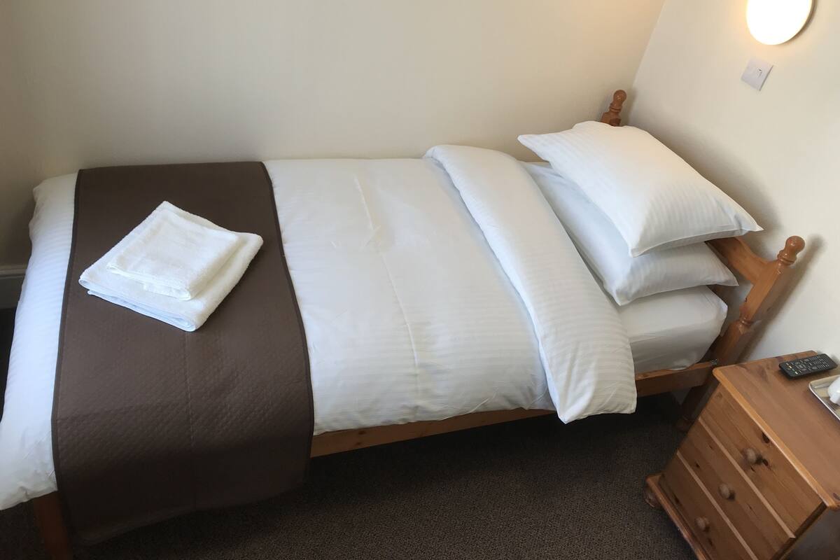 WiFi (free), bed sheets