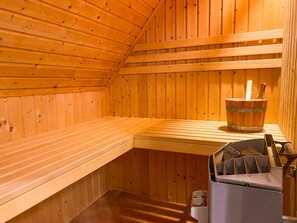 Appartement (Silbermöwe) | Badkamer | Een haardroger, toiletpapier