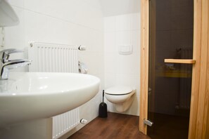 Leilighet (Silbermöwe) | Bad | Hårføner og toalettpapir