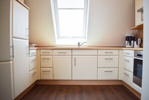 Apartment (Silbermöwe) | Private kitchen | Fridge, microwave, oven, stovetop - Möwennest Greetsiel (Krummhoern)