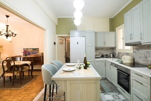 Refrigerador, horno, lavavajillas y cafetera y tetera 