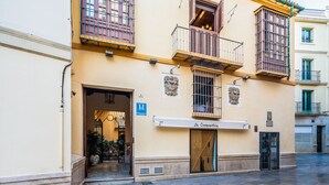 Um edifício com uma placa que diz "La Cosmopita" e o número "3" na porta.