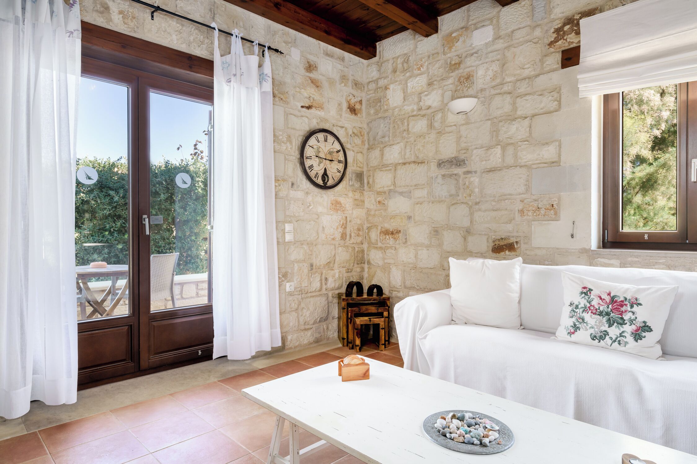 テレビ、DVD プレーヤー、ステレオ