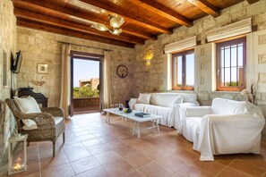 Télévision, lecteur de DVD, chaîne hi-fi