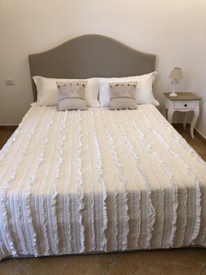 Panoramic Double Room, Pool View (Stanza 2) | Individually decorated, individually furnished, free WiFi, bed sheets - B&B Le Ginestre (Fasano)
