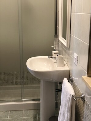 Panoramic-Doppelzimmer, Poolblick (Stanza 1) | Badezimmer