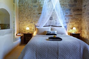 3 عدّة غرف نوم وخزنة داخل الغرفة ومكواة/لوح كي وسرير سفر