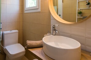 Hair dryer, towels, soap, toilet paper - Domenica villa(private swimming pool).  (Βασιλικός)