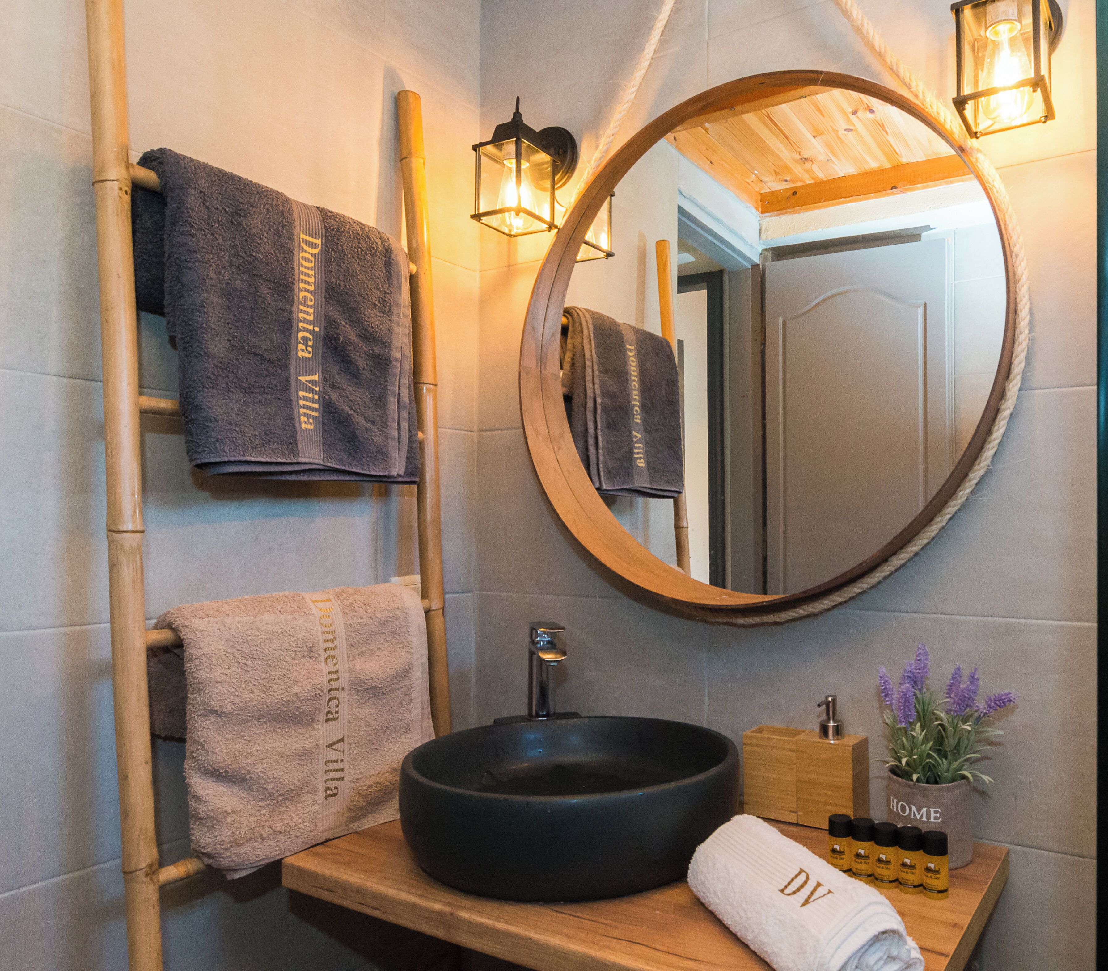 Secadora de cabello, toallas, jabón, papel de baño 