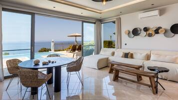 Smart TV, lareira, livros, aparelho de som