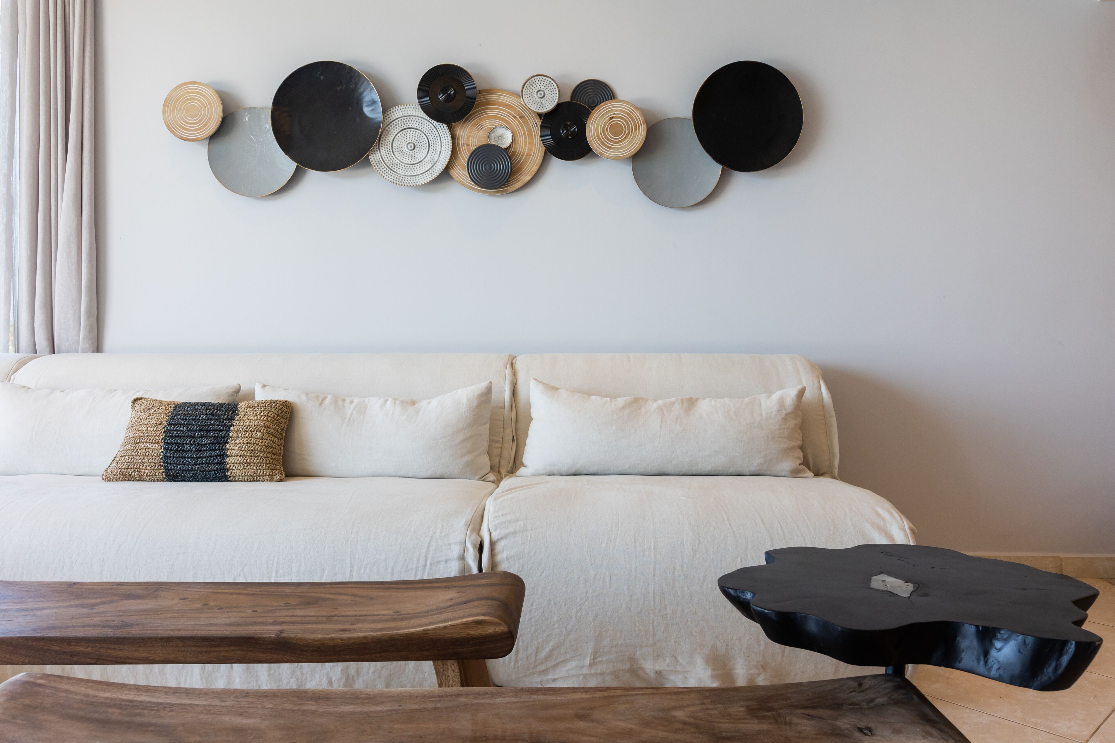 Smart-tv, een open haard, boeken en een stereo