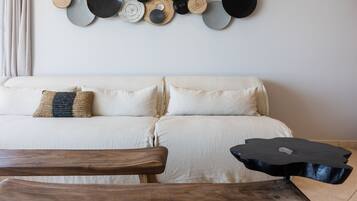 Smart TV, lareira, livros, aparelho de som