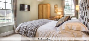 Superior King Room | Individually decorated, individually furnished, desk, blackout drapes