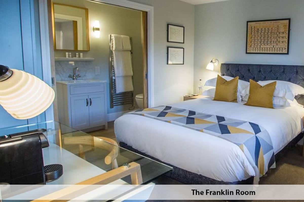 Standard King Room | Desk, blackout drapes, iron/ironing board, WiFi (free)