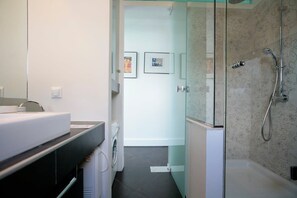 Shower, hair dryer, towels