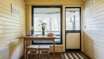 Basic-Zweibettzimmer, 2 Einzelbetten | Individuell dekoriert, individuell eingerichtet, Bügeleisen/Bügelbrett