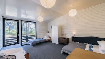 Kamar Quadruple Standar | Didekorasi berbeda-beda dan dilengkapi dengan perabotan berbeda-beda