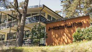 Un immeuble doté d’un balcon et d’une enseigne indiquant « Hôtel ».