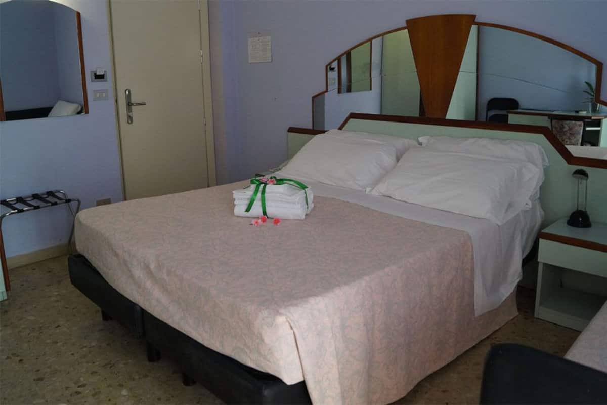 1 camera, minibar, una cassaforte in camera, una scrivania