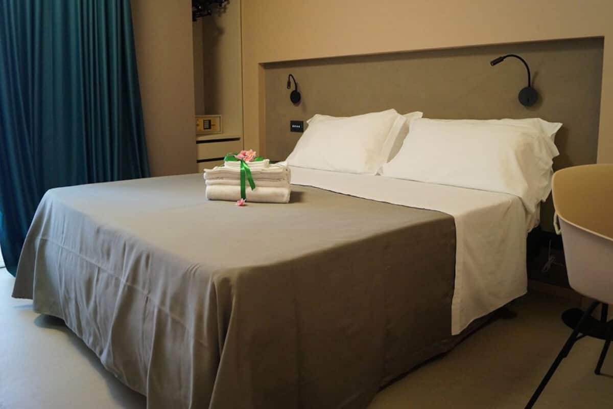 1 camera, minibar, una cassaforte in camera, una scrivania