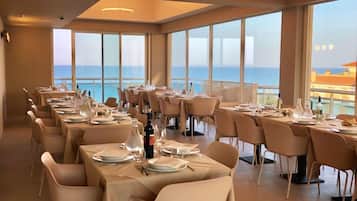 Servizio di colazione, pranzo e cena