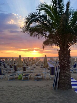 Private beach, white sand, beach umbrellas, beach towels - Hotel Bolivar (San Benedetto del Tronto)