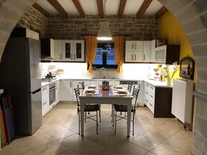 Réfrigérateur, micro-ondes, four, cafetière/bouilloire