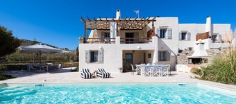Three-bedroom villa with Private Pool with easy access to Parasporos Beach