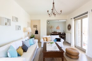 TV, peis, DVD-spiller og bøker