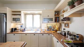 Køleskab, mikrobølgeovn, ovn, kogeplade