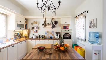 Køleskab, mikrobølgeovn, ovn, kogeplade