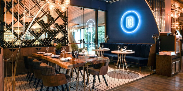 4 restaurants, breakfast, lunch, dinner served; Japanese cuisine