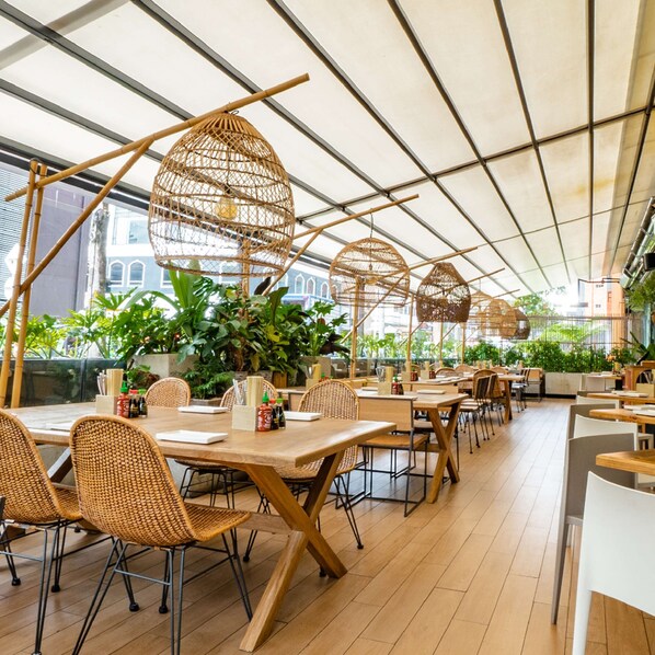 4 间餐厅，供应早餐、午餐和晚餐，日本菜