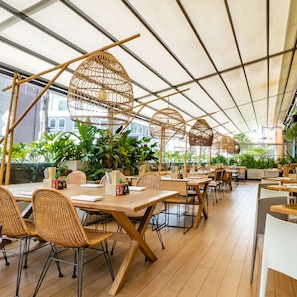 4 restauranter, frokost, lunsj og middag serveres, japanske retter