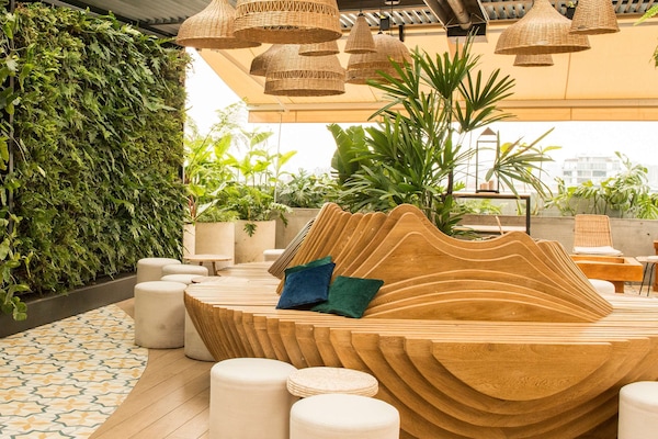 4 restaurantes, se sirven desayunos, comidas, cenas y cocina japonesa