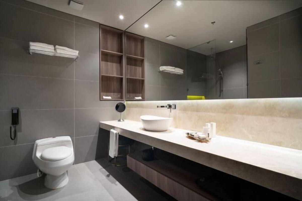 Badkamer | Een douche, een regendouche, een haardroger, badjassen