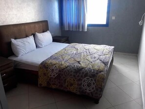 2 kamar tidur, tirai kedap cahaya, dan setrika/meja setrika