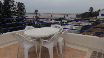Appartement Familial, 2 chambres, vue plage | Terrasse/Patio