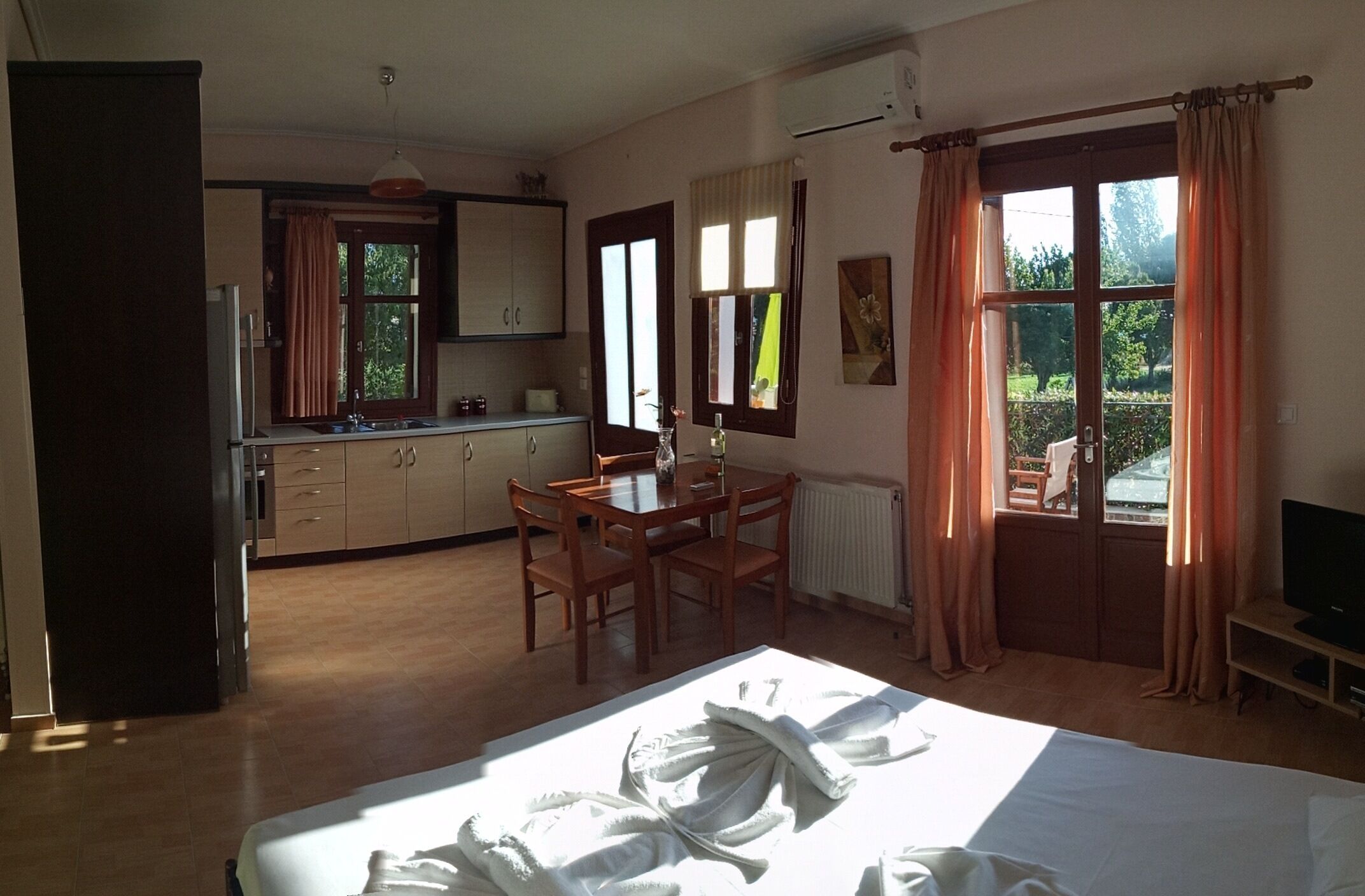 Planxa i posts de planxar, un bressol de viatge i wifi gratuïta 