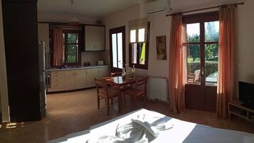 Planxa i posts de planxar, un bressol de viatge i wifi gratuïta