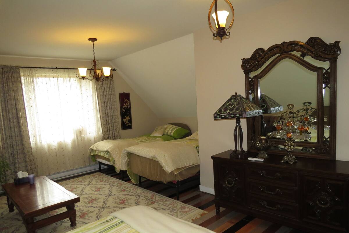 Zimmer, Mehrere Betten, Blick auf den Innenhof | Hochwertige Bettwaren, Daunenbettdecken, Pillowtop-Betten