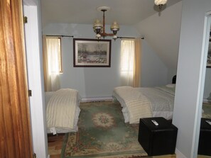 Doppelzimmer, 2 Doppelbetten, Blick auf den Innenhof | Hochwertige Bettwaren, Daunenbettdecken, Pillowtop-Betten