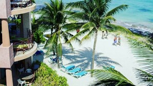 Condo superior, balcón (E3) | Vista a la playa o el mar