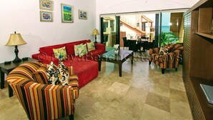 Condo superior, balcón (E3) | Sala de estar