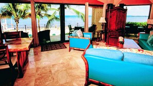 Condo superior, patio (C1) | Área de sala de estar