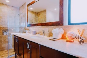 Superior-Apartment, Terrasse, eingeschränkter Meerblick (E1) | Badezimmer | Dusche, kostenlose Toilettenartikel, Haartrockner, Handtücher