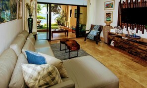 Superior-Apartment, Terrasse, eingeschränkter Meerblick (E1) | Wohnbereich | Flachbildfernseher, DVD-Player