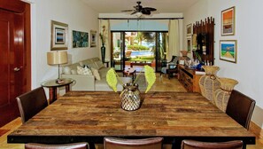 Condo superior, patio, vista parcial al océano (E1) | Servicio a la habitación