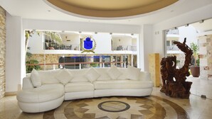 Lobby sitting area - El Faro Condos by Your Best Getaway (Playa del Carmen)